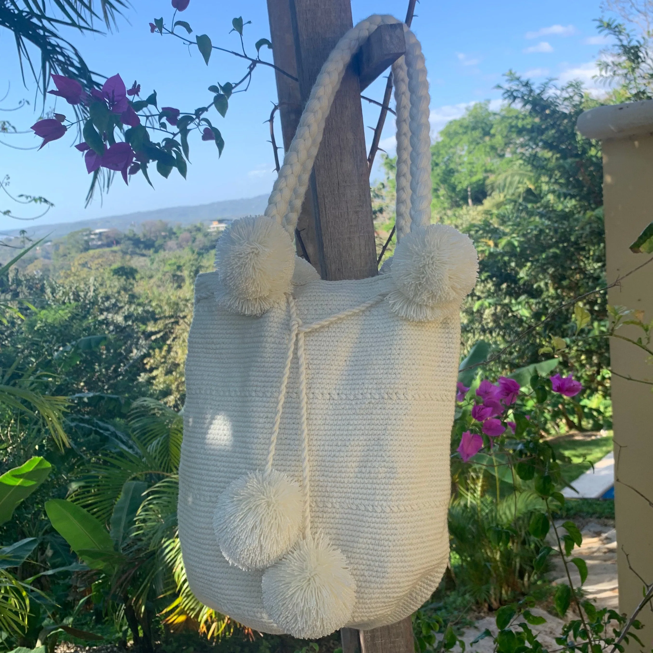 Cream Pom Pom Mochila